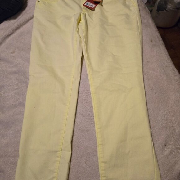 NWT Mossimo Women’s yellow capri size 15 - Picture 1 of 4